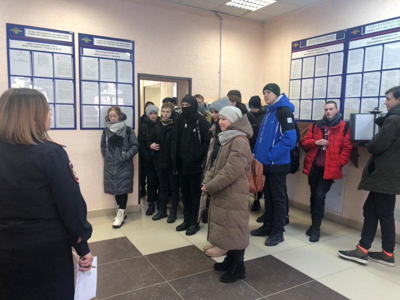 Студенческий десант побывал в миграционном отделе Полевской полиции