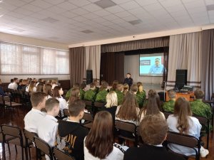В Полевском сотрудники полиции и молодежного центра организовали познавательную беседу в школе №18.