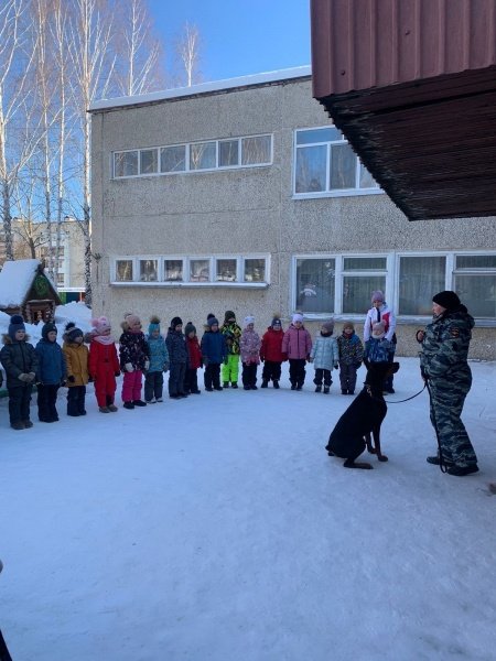 В Полевском в гости к воспитанникам д/с № 69 пришел кинолог и его служебная собака